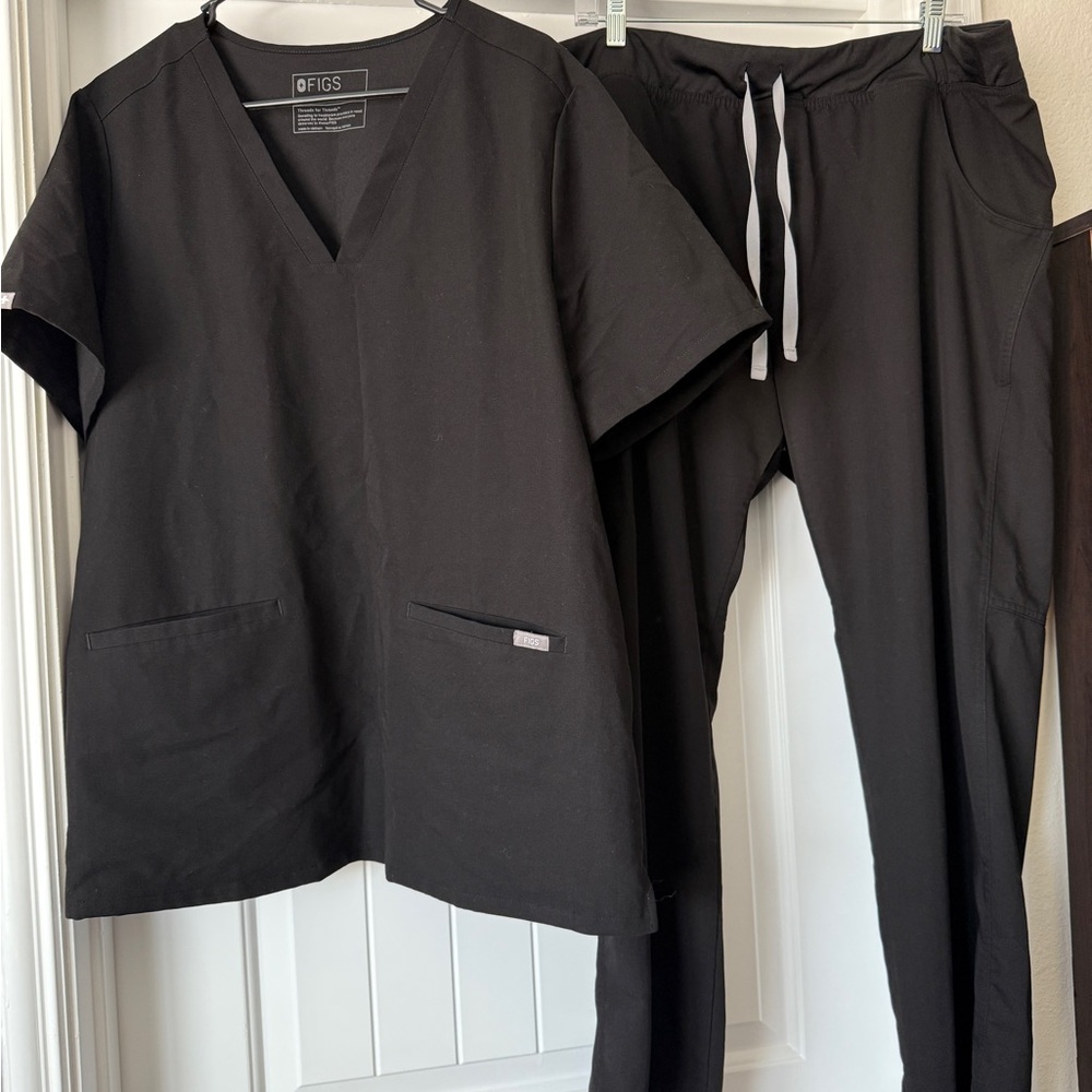 FIGS Women’s Black Scrub Set